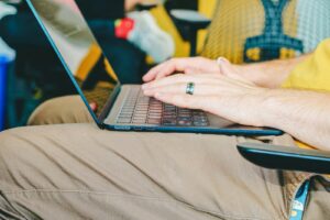Hände tippen auf einer Laptop-Tastatur